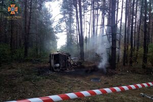 Легковой автомобиль совершил наезд на мину в лесу между селами Олива и Осовец, отметили в ГСЧС