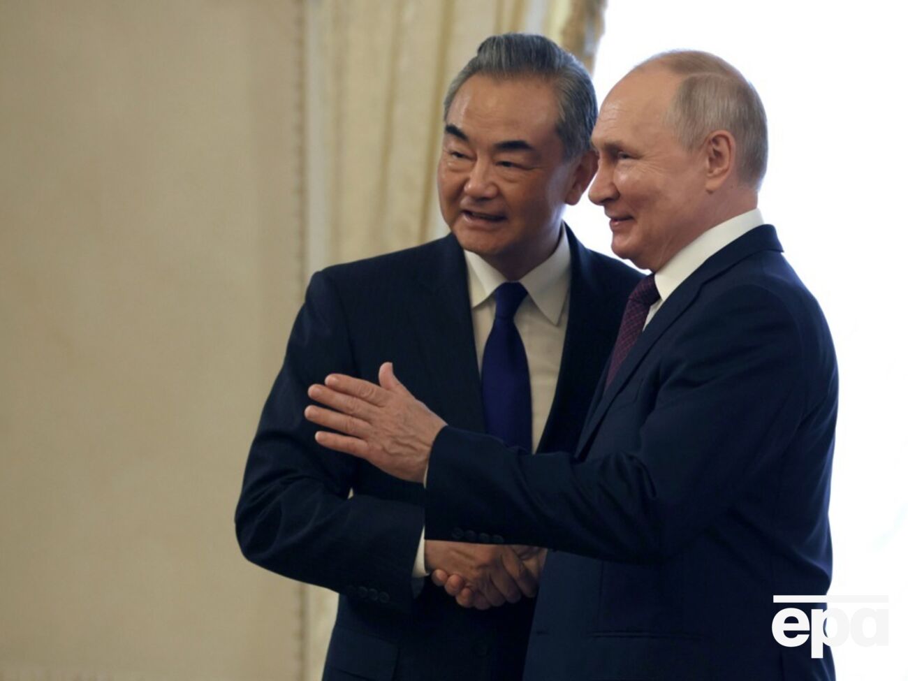 Ван І та Путін зустрілися в Санкт-Петербурзі