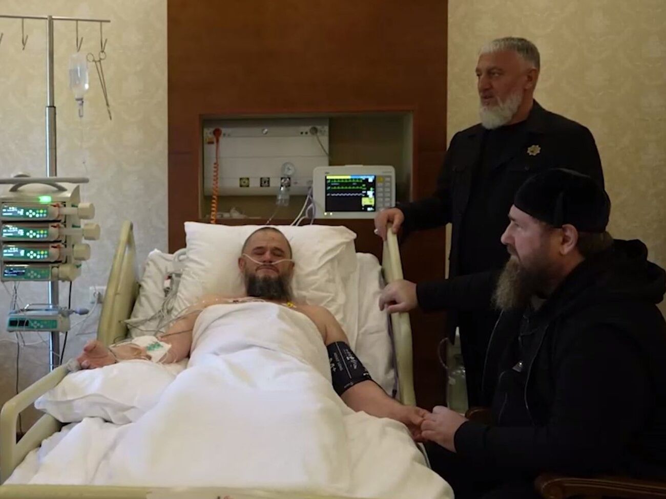 В Telegram Рамзана Кадырова опубликовано видео, на котором он сидит в больничной палате рядом с дядей Магомедом Кадыровым