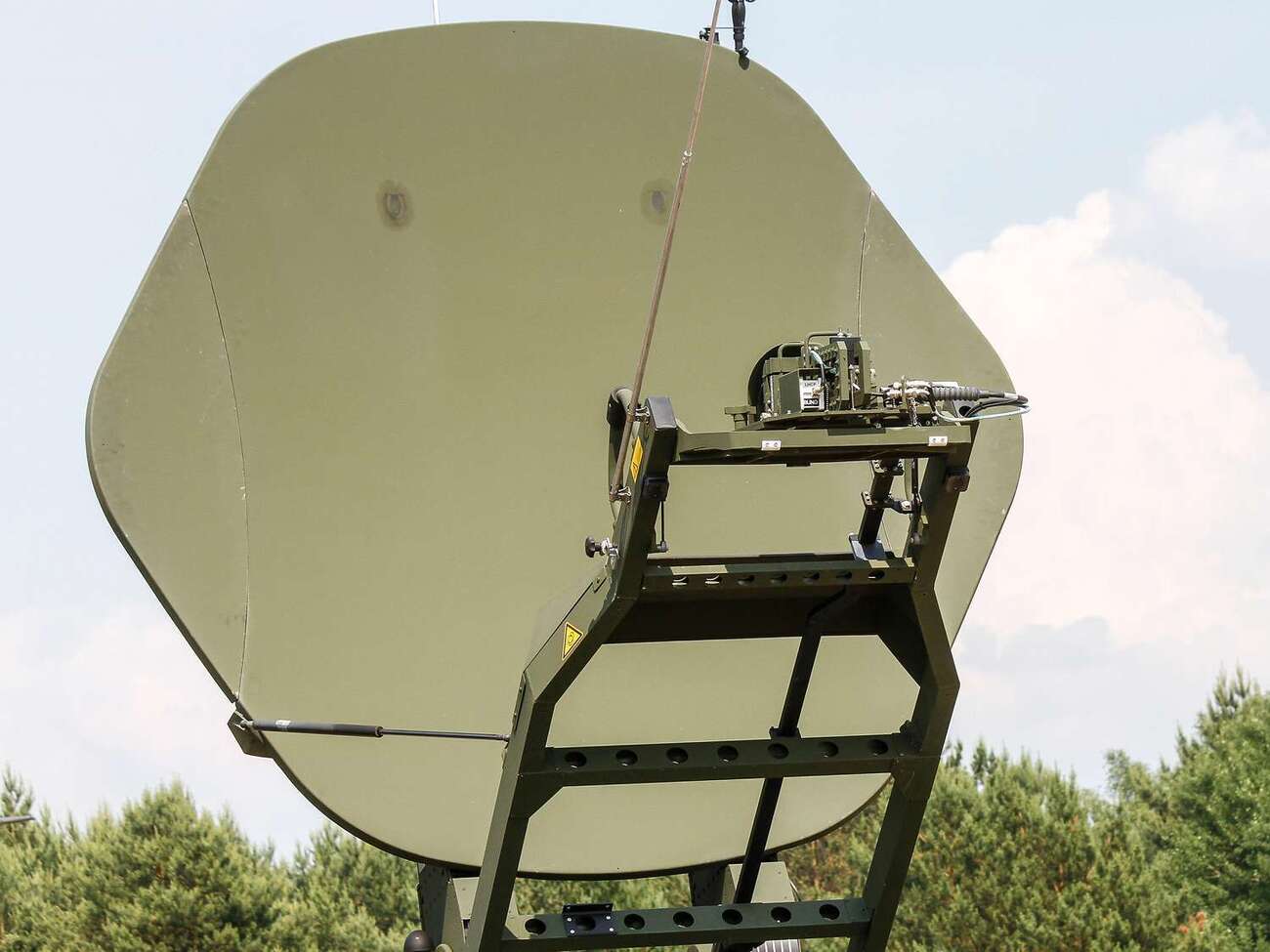 В новый пакет помощи от ФРГ, который уже доставили в Украину, вошли, кроме прочего, 17 терминалов спутниковой связи Satcom, отметили в правительстве Германии