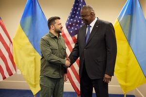 США – ключевой союзник и партнер Украины, отметил в ходе встречи с Остином (справа) Зеленский
