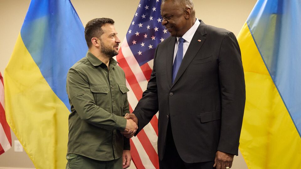 США – ключевой союзник и партнер Украины, отметил в ходе встречи с Остином (справа) Зеленский