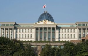 У зданий похожая форма и стеклянный купол. На фото – дворец президента Грузии