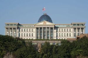 У будівель схожа форма і скляний купол. На фото – палац президентки Грузії