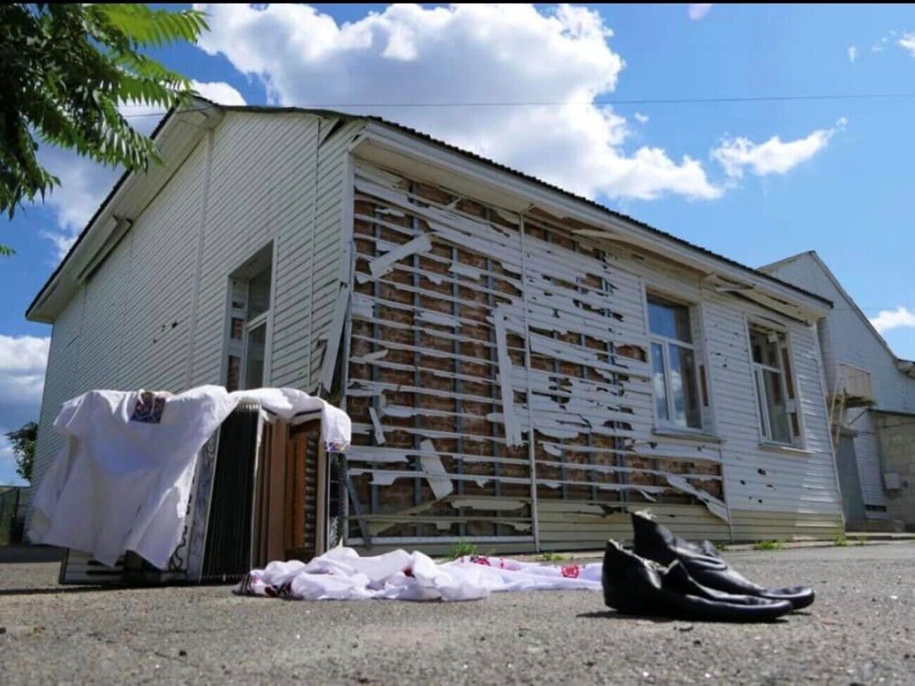 Отступая из Гостомеля, российские оккупанты расстреляли аппаратуру, сломали музыкальные инструменты, порезали вышитые сорочки и полотна молодых украинских художников