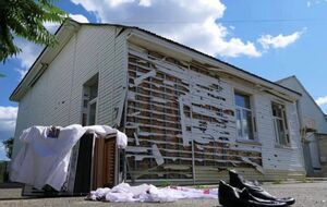 Отступая из Гостомеля, российские оккупанты расстреляли аппаратуру, сломали музыкальные инструменты, порезали вышитые сорочки и полотна молодых украинских художников