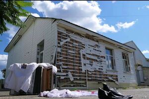 Отступая из Гостомеля, российские оккупанты расстреляли аппаратуру, сломали музыкальные инструменты, порезали вышитые сорочки и полотна молодых украинских художников