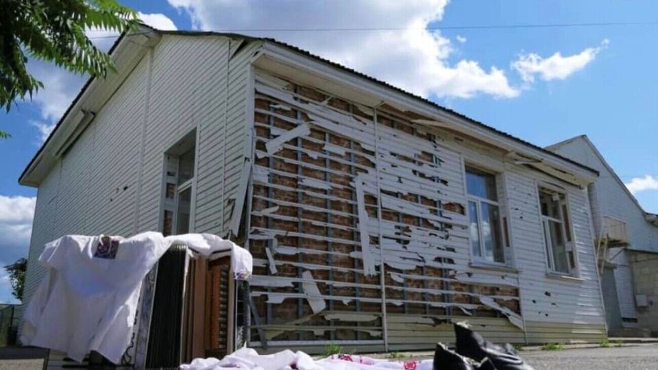 Відступаючи з Гостомеля, російські окупанти розстріляли апаратуру, зламали музичні інструменти, порізали вишиванки й полотна молодих українських художників