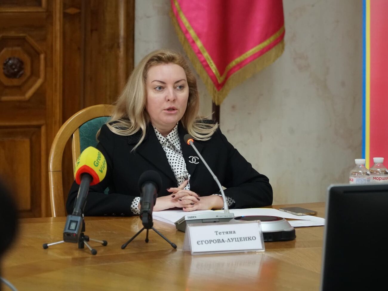 За границу ее муж ездит как многодетный отец, заявила чиновник