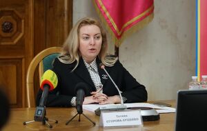 За границу ее муж ездит как многодетный отец, заявила чиновник