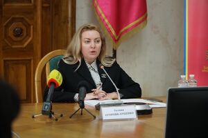 За границу ее муж ездит как многодетный отец, заявила чиновник