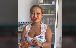 Лютфиавати в марте опубликовала в TikTok ролик, в котором ест на Бали блюдо со свининой