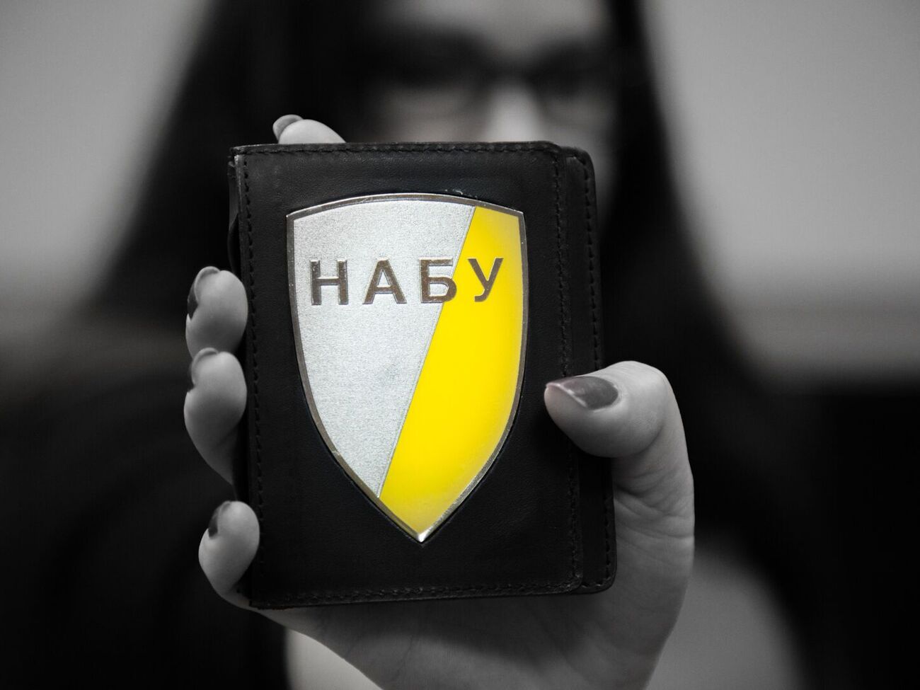 На територіях, де введено комендантську годину, дозволено перебування працівників і рух транспортних засобів спецпризначення НАБУ без виданих перепусток з метою виконання завдань, зазначили в Кабміні України