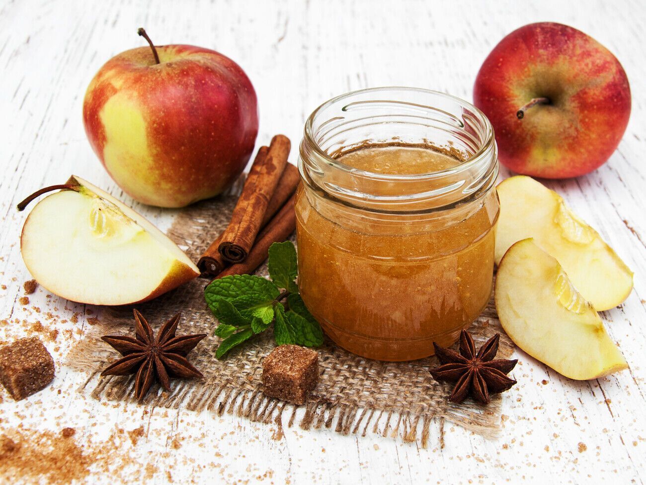 Яблоки нужно засыпать сахаром на ночь, а утром начать варить варенье