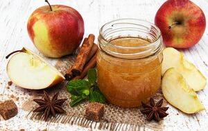 Яблоки нужно засыпать сахаром на ночь, а утром начать варить варенье