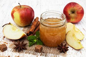 Яблоки нужно засыпать сахаром на ночь, а утром начать варить варенье