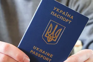 За даними відомства, більшість громадян, які приїхали по новий паспорт, планують вступити в українські вищі навчальні заклади