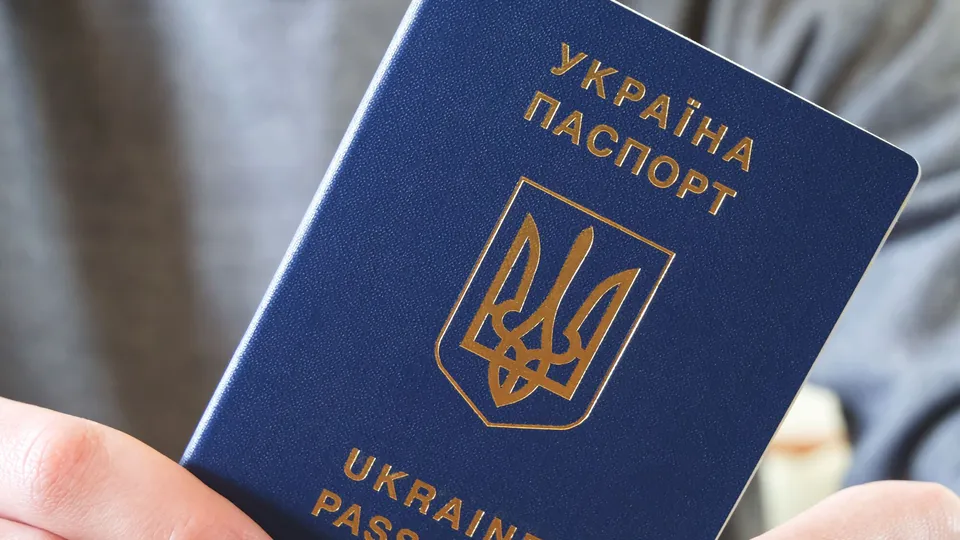 По данным ведомства, большинство приехавших за новым паспортом граждан планируют поступить в украинские высшие учебные заведения