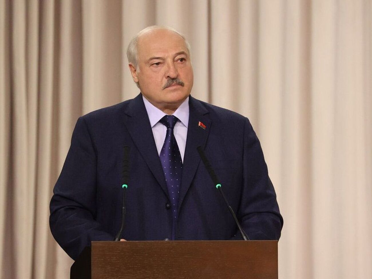 Лукашенко: Видите, беспилотники летают туда-сюда