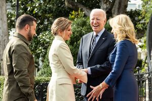 Образы для Зеленской подбирает ее личный стилист