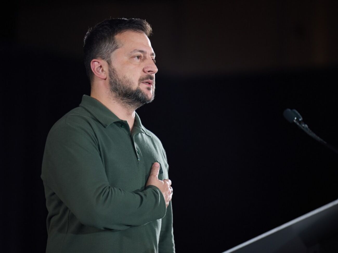 Зеленский пел гимн Украины вместе с залом, положив руку на сердце