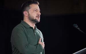 Зеленский пел гимн Украины вместе с залом, положив руку на сердце