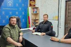 Рогозин (на фото справа) на оккупированной территории Украины получил ранения в ягодицы и голову, писали СМИ