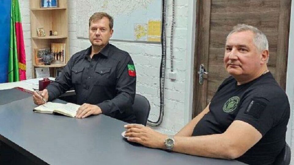 Рогозин (на фото справа) на оккупированной территории Украины получил ранения в ягодицы и голову, писали СМИ