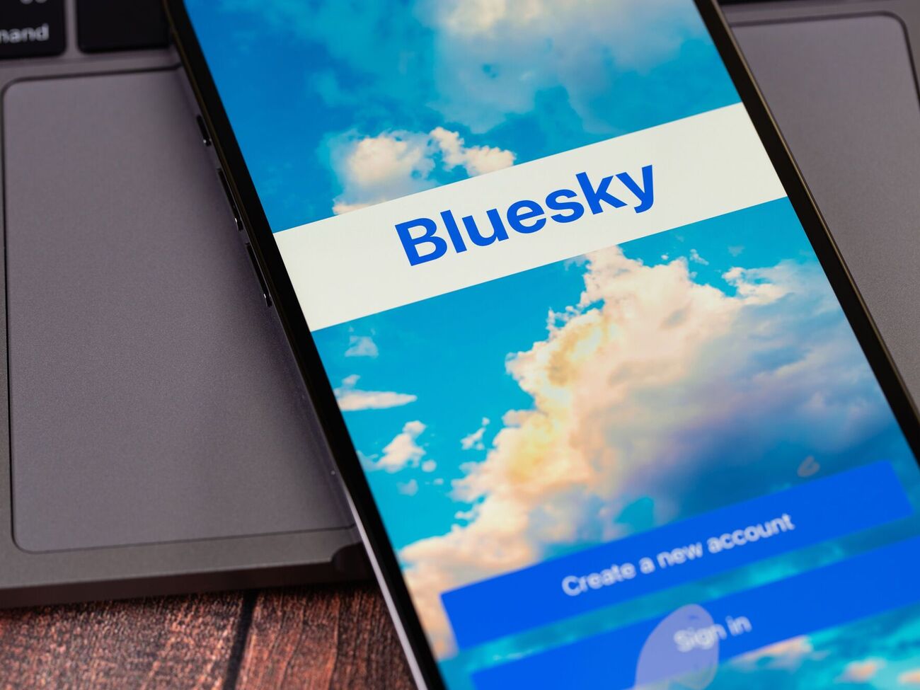 В 2023 году бывший исполнительный директор Twitter Джек Дорси запустил альтернативу Twitter – соцсеть Bluesky
