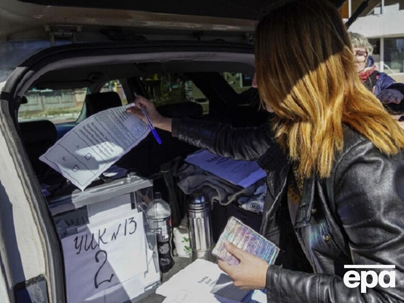 Клочко: Двое "членов избирательной комиссии" дошли до нашего подъезда. Стали бить ногами в дверь, но без фанатизма. Никто не открыл