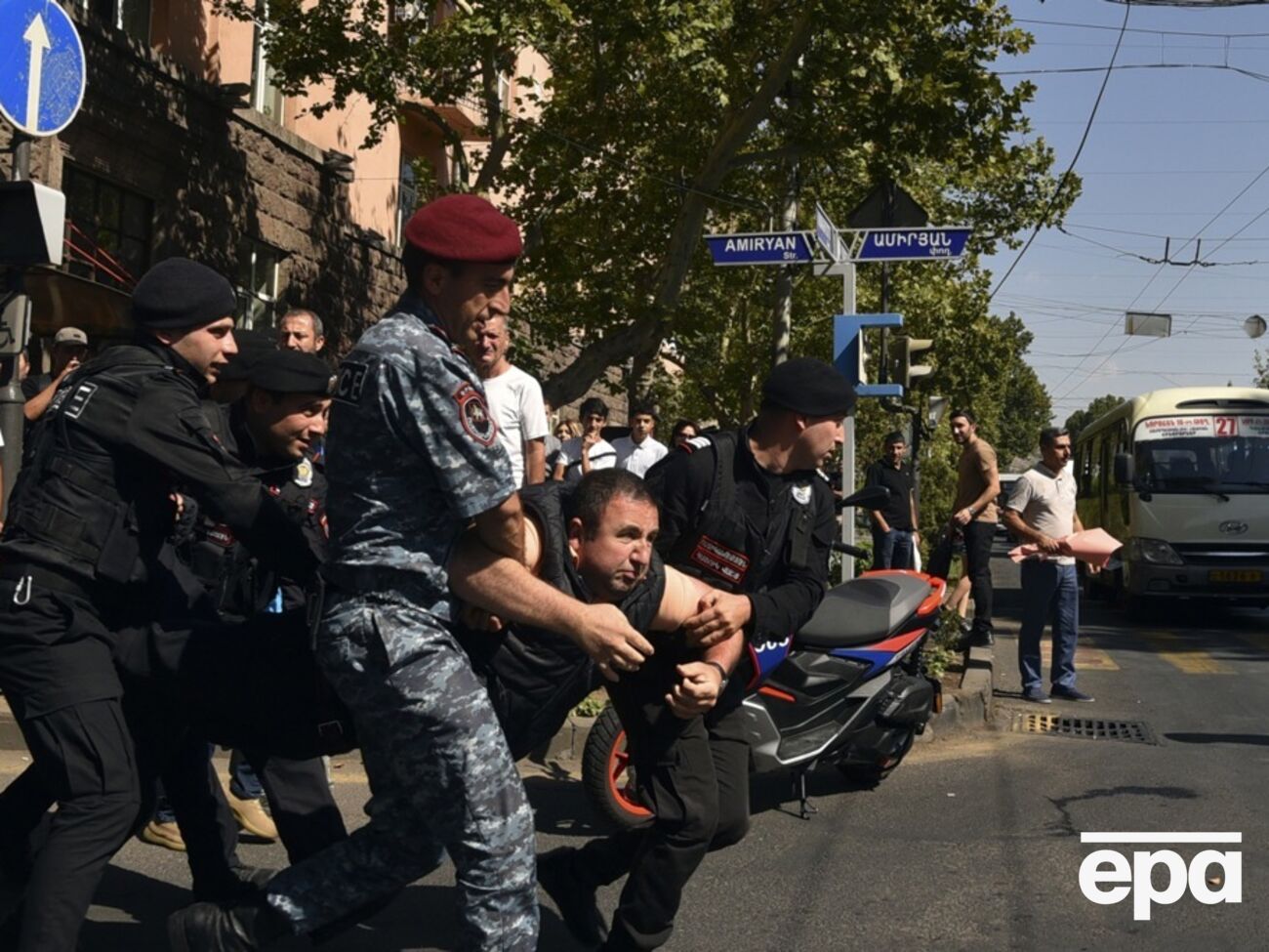 Протесты в Ереване продолжаются пятый день