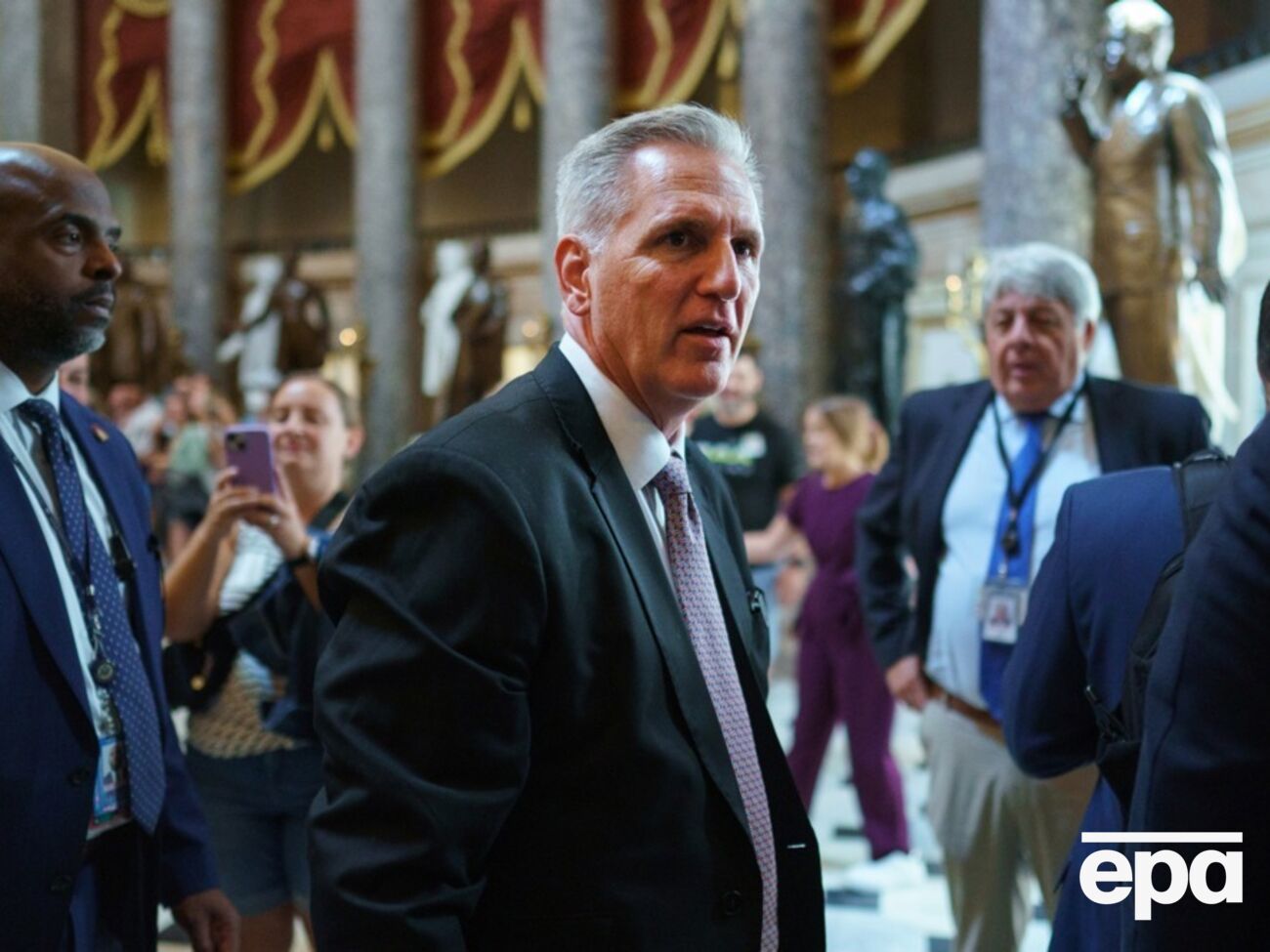 Маккарти изменил решение о помощи Украине