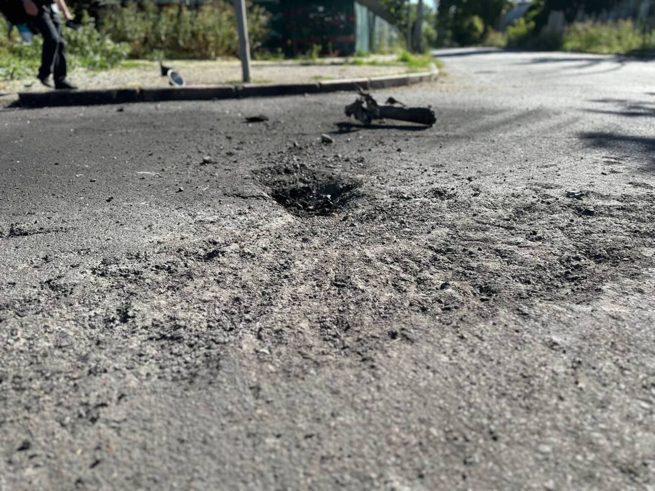 В результате обстрела выбиты окна и повалены крыши домов