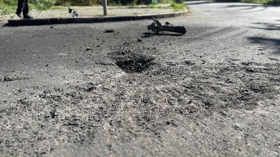 В результате обстрела выбиты окна и повалены крыши домов