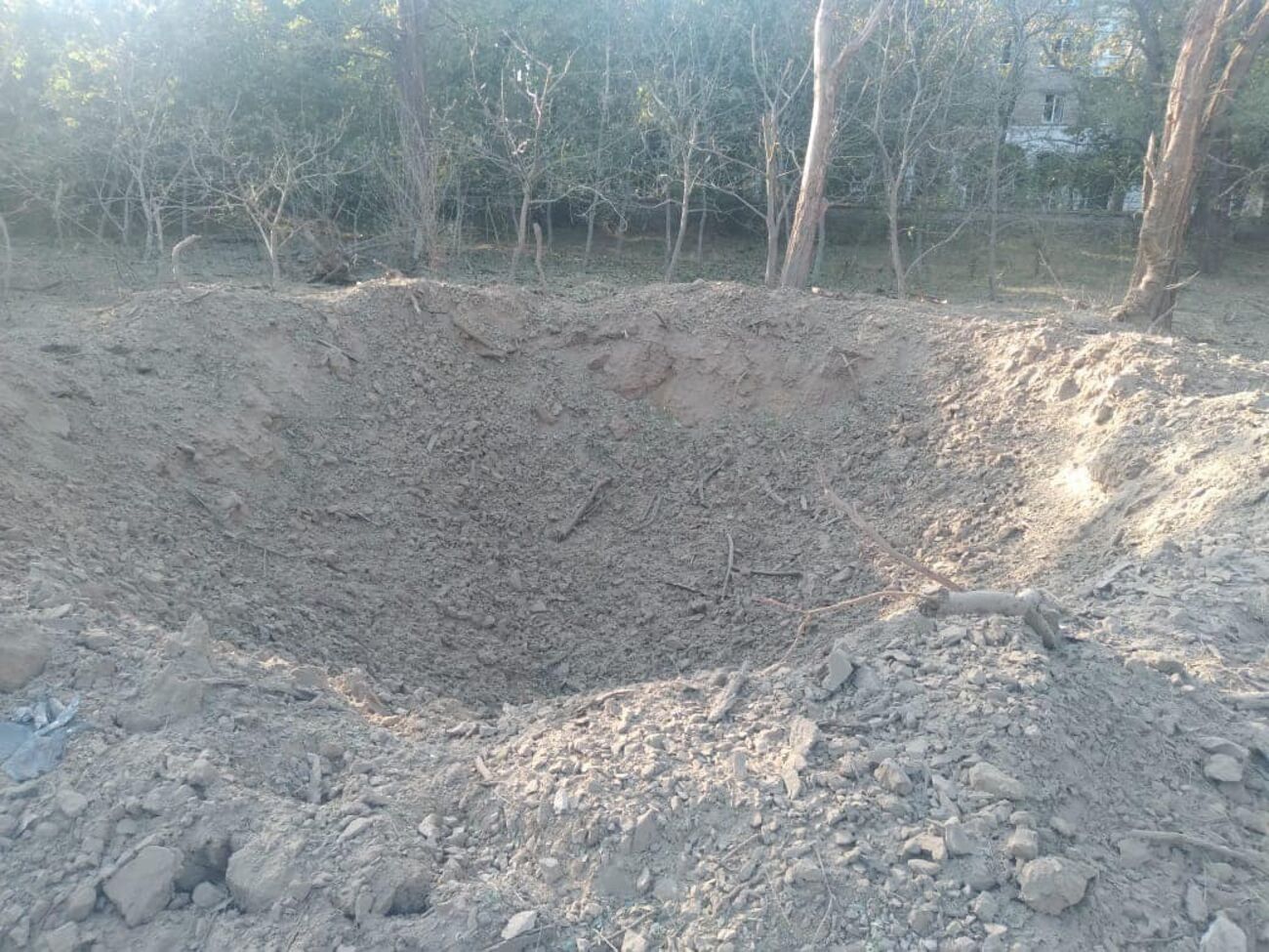 Прокуратура показала воронку от одной из бомб