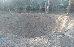 Прокуратура показала воронку от одной из бомб