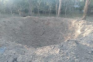 Прокуратура показала воронку от одной из бомб