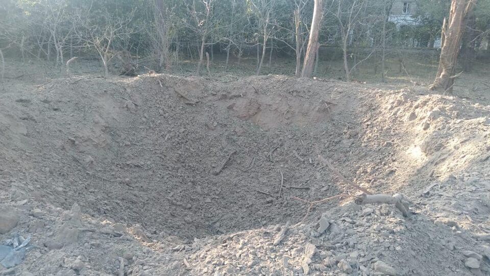 Прокуратура показала воронку от одной из бомб