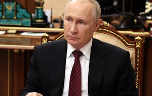 Путин обходится без двойников, считает Комаровский