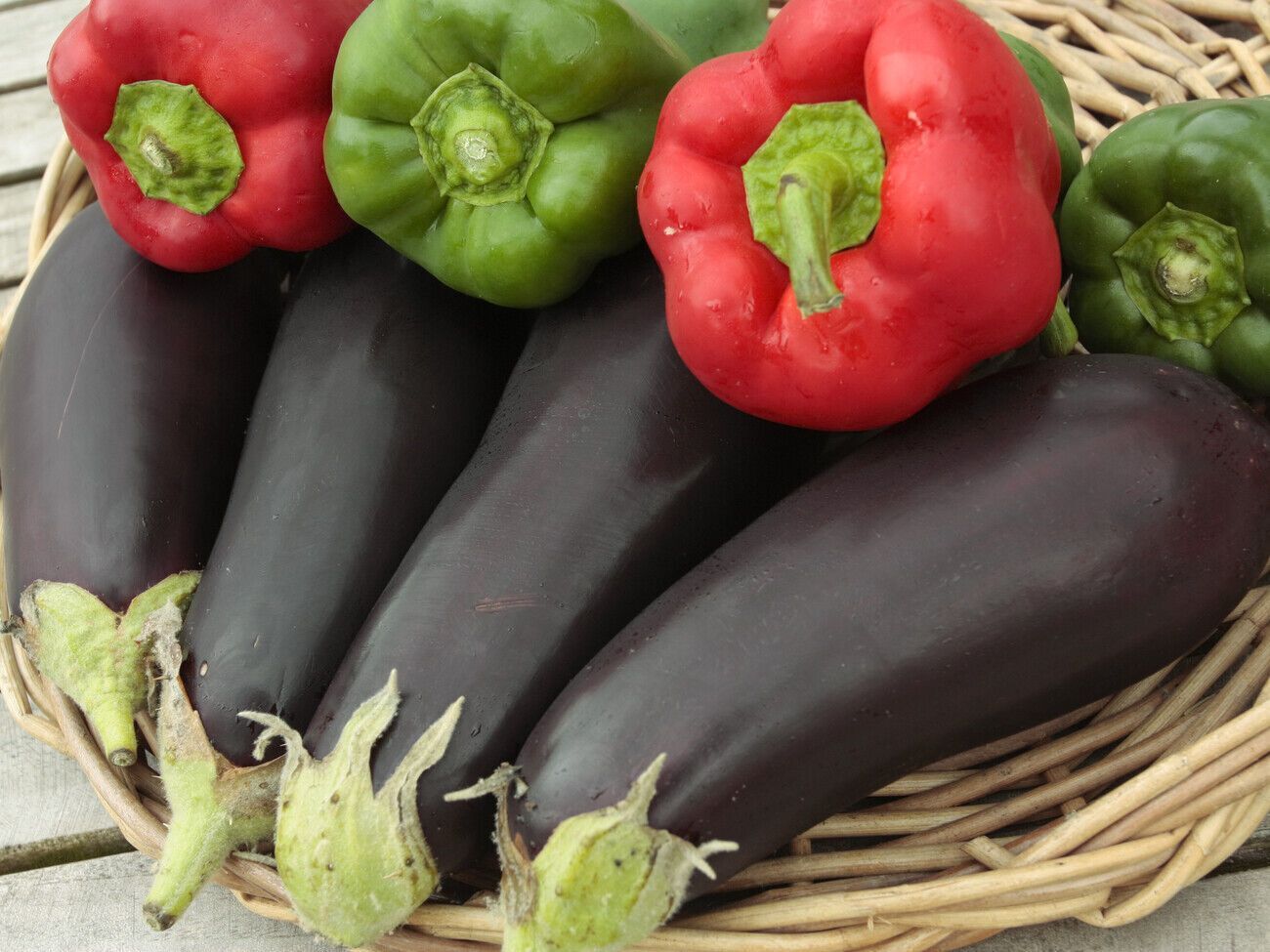Баклажаны перед приготовлением засыпьте солью, залейте холодной водой и оставьте на 15 минут