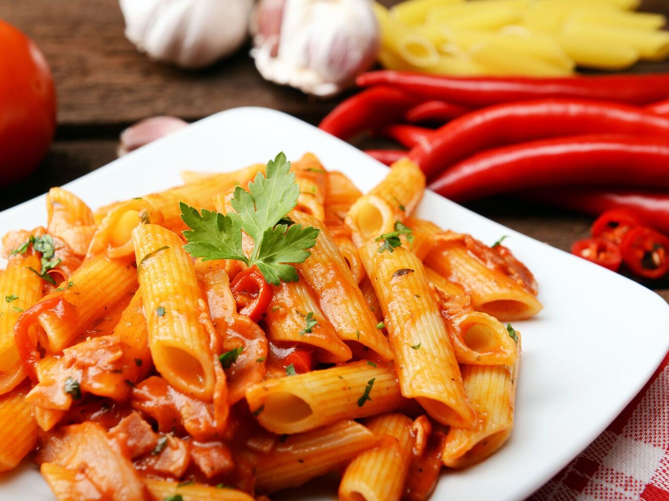 Макарони подають разом із соусом