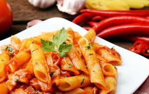 Макарони подають разом із соусом