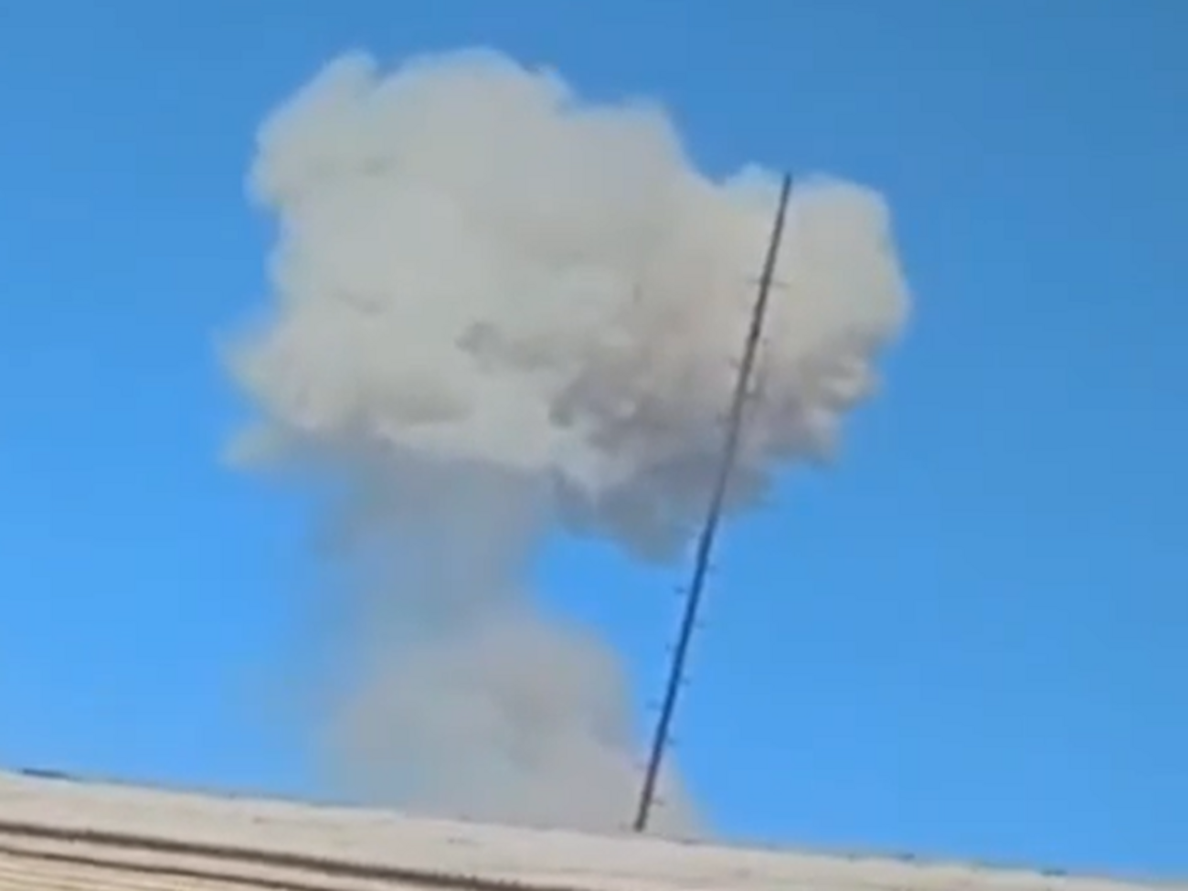 У Сорокиному (Краснодоні) сильний вибух на складі боєприпасів, повідомив Казанський