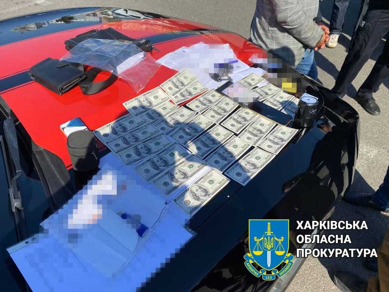 Чоловіка затримали 25 вересня після отримання ним коштів за "послугу", зазначили в Харківській обласній прокуратурі