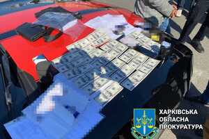Чоловіка затримали 25 вересня після отримання ним коштів за "послугу", зазначили в Харківській обласній прокуратурі