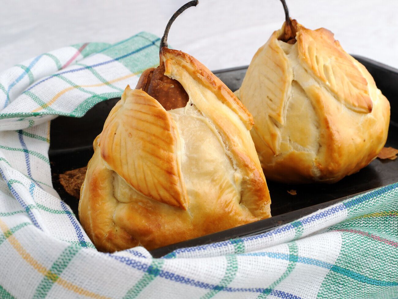 Десерт подавайте горячим, пока тесто хрустящее