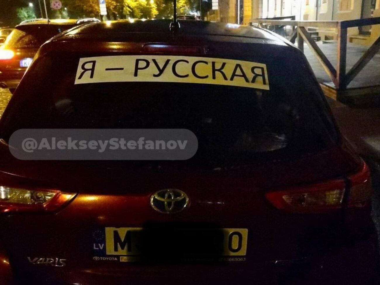 Латвійські поліцейські пообіцяли вимагати від автовласників негайно прибрати провокативні наліпки російською мовою