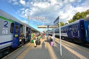 Пасажирів скасованих рейсів перевезуть автобусами, повідомили в УЗ