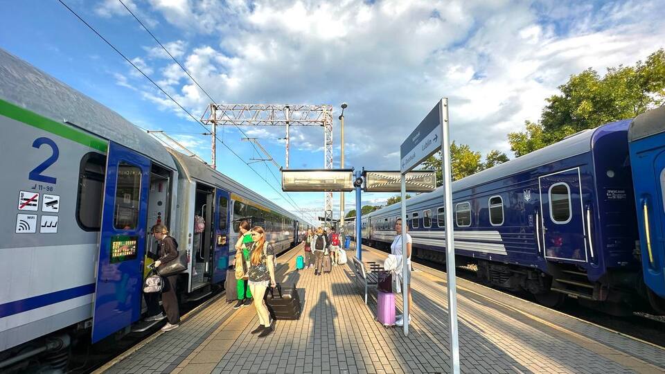 Пасажирів скасованих рейсів перевезуть автобусами, повідомили в УЗ
