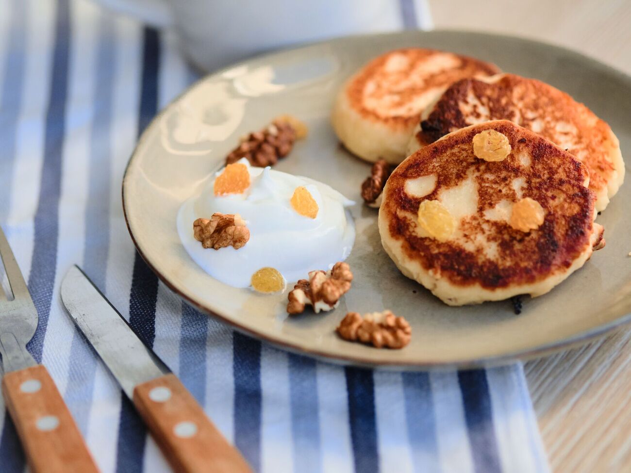 Сырники подаются с орехами и кремом